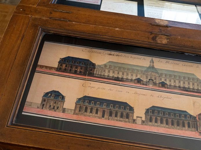 Document d’archives montrant les bâtiments et l’organisation de l’École de médecine navale de Rochefort, illustrant son évolution architecturale historique.
