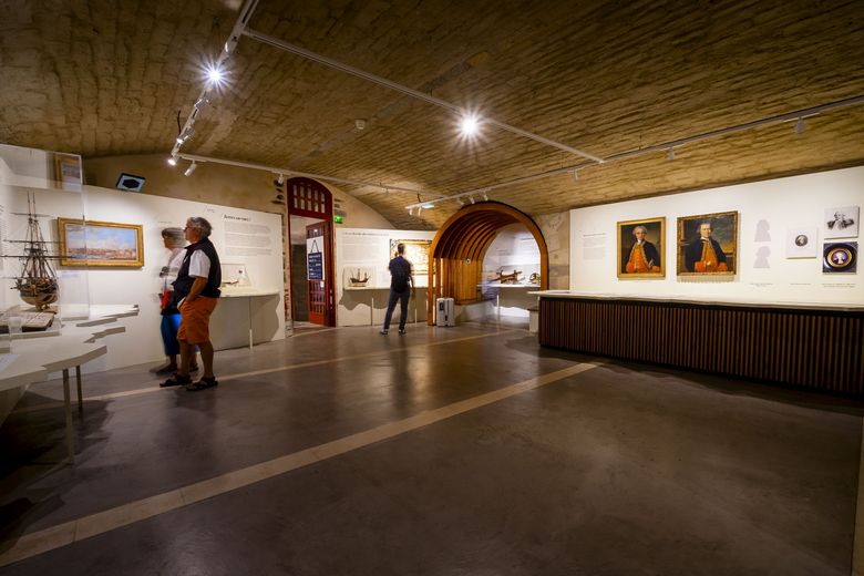 Vue de la première salle avec du public  