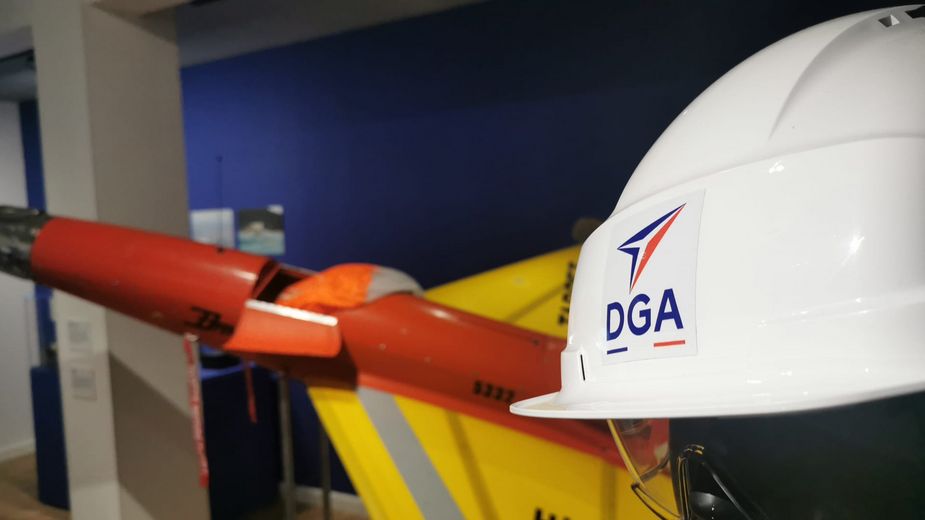 Gros plan sur un casque de la DGA avec missile en arrière plan 