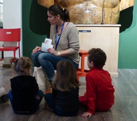enfants assis face à une médiatrice