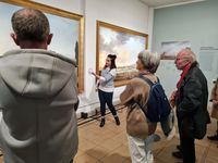 Visite guidée avec médiatrice Groupe écoutant la médiatrice