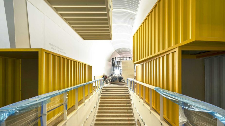 Vue depuis un escalier et des portes conteneurs jaunes