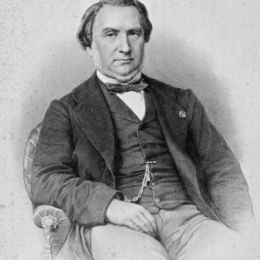 Portrait d’Henri Dupuy de Lôme, ingénieur naval, assis en costume sombre, photographie de Pierre-Louis Pierson, 1888.
