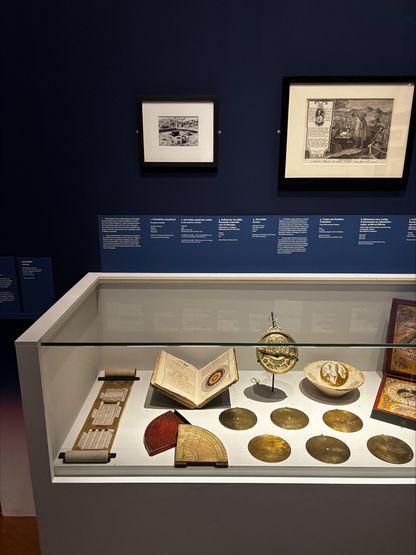 Vitrine d’exposition consacrée à l’astronomie ancienne avec astrolabes, manuscrits, calendriers et instruments scientifiques au Mucem.