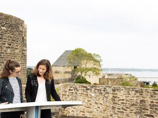 Public devant une table d'orientation 