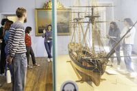 Groupe avec une médiatrice devant une maquette