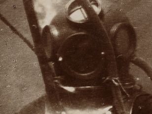 Photographie ancienne d’un scaphandrier en plongée équipé d’un scaphandre rigide relié à la surface, prise par Louis Boutan en 1898
