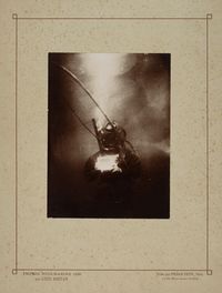 Photographie ancienne d’un scaphandrier en plongée équipé d’un scaphandre rigide relié à la surface, prise par Louis Boutan en 1898