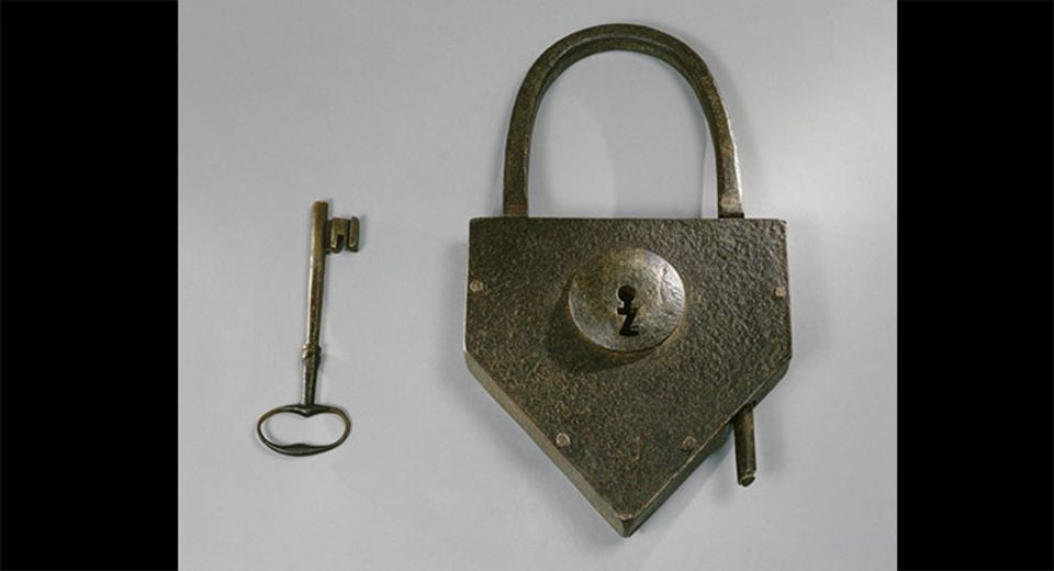 Cadenas et clef fermant la porte du couloir des cellules des condamnés à mort du bagne de Brest