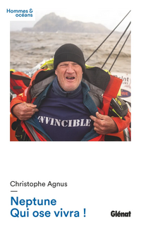 Couverture du livre « Neptune, Qui ose vivre ! » montrant un marin en tenue de navigation, souriant et tirant sur sa veste pour révéler un tee-shirt marqué « Invincible », sur un bateau par mer agitée.
