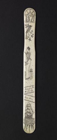Objet en ivoire gravé de type scrimshaw représentant un marin, un oiseau, une rose des vents et un voilier, daté de 1871 et portant l’inscription “Home from the sea, Ship Ann.”