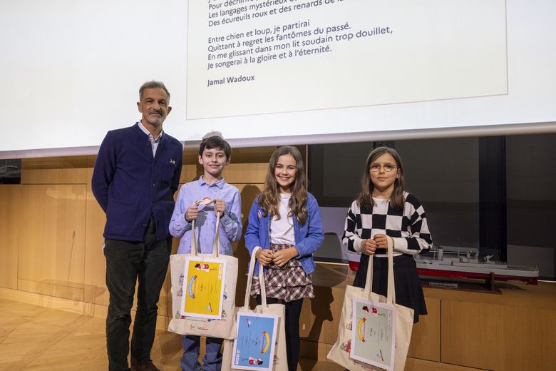 Le directeur accompagné d'un jeune garçon et deux jeunes fille 