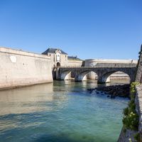 Photo en couleur de la citadelle sur la mer 
