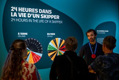 Vue de l'exposition avec du public face à un médiateur