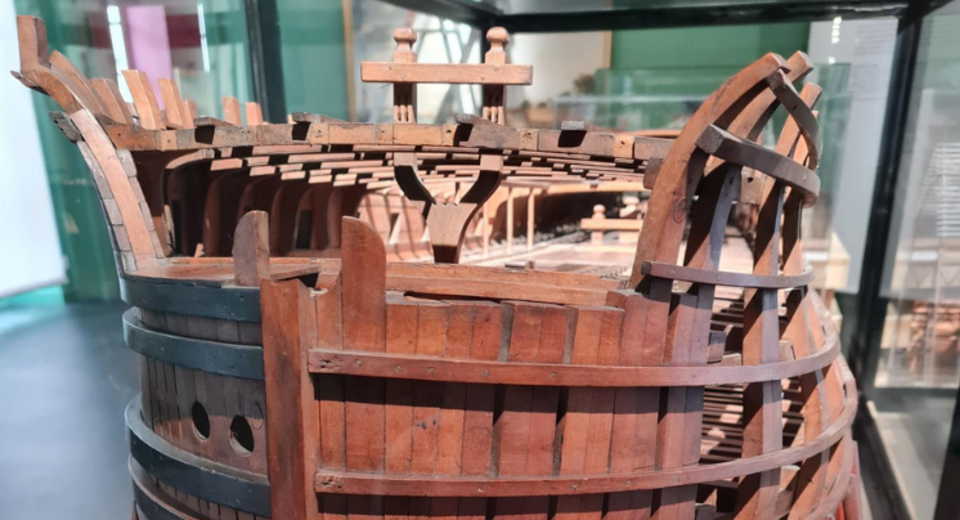 Maquette d’un vaisseau de ligne de 74 canons en construction, vue trois-quarts arrière révélant la charpente apparente de la coque – Musée national de la Marine, Rochefort