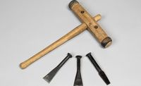 Outils de calfat Une série de quatre outils de calfat comprenant 1 maillet en bois, 1 fer double travaillant, 1 fer simple travaillant et 1 fer plat