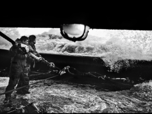 Opération de remorquage en mer agitée : deux marins à bord du remorqueur Abeille Flandre manœuvrent pour secourir le pétrolier Erika en détresse, lors de la catastrophe maritime de 1999.