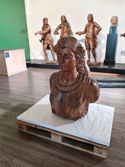 Figure de proue La Sibylle, buste féminin sculpté en bois, posée sur palette avant son installation au musée national de la Marine à Toulon.