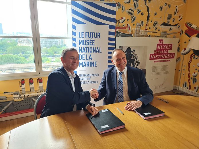 Laurent Castaing, Directeur Général de Chantiers de  l’Atlantique, et le Commissaire général de la Marine Vincent  Campredon, directeur du musée national de la Marine signe la convention de mécénat