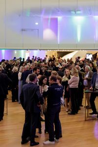 Foule dans le hall du musée éclairé 