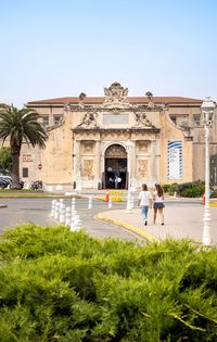 Vue de la porte du musée 