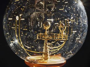Planétaire mécanique d’Émile Bertaux sous sa sphère céleste en verre, montrant les orbites dorées des planètes et des constellations, sur socle en bois précieux.