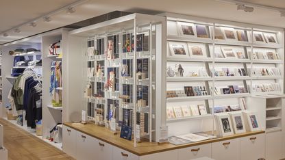 Rayonnages de cartes postales et bijoux dans la boutique du musée national de la Marine.