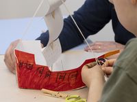 enfant créant une maquette en papier
