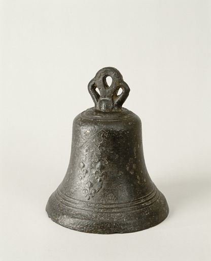 Cloche de timonerie en métal provenant d’une frégate de l’expédition de Lapérouse, objet de navigation maritime du XVIIIe siècle conservé au musée national de la Marine