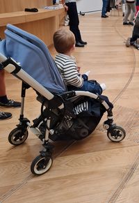 Bébé dans une poussette 