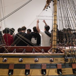 Groupe de lycéens découvrant une maquette de navire au musée national de la Marine à Paris.