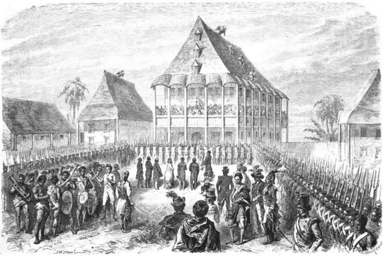 Gravure représentant une scène de village avec de nombreuses personnes rassemblées sur une place, devant de grandes maisons à toit de chaume.