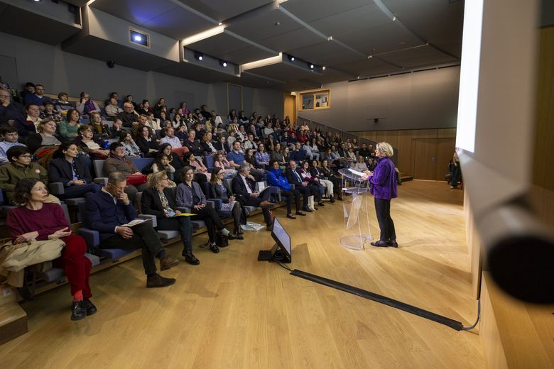 La conseillère vue de profil devant l'auditorium 