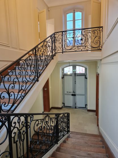 Escalier intérieur avec rampe en fer forgé et coursive dans le musée national de la Marine à Rochefort.