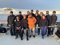 Équipage de la goélette Persévérance réuni sur le pont pendant l’expédition dans l’Arctique.