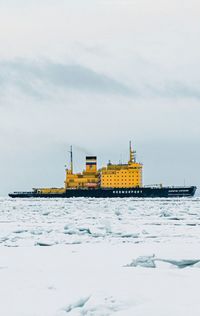 Un brise-glace au nord de la Russie