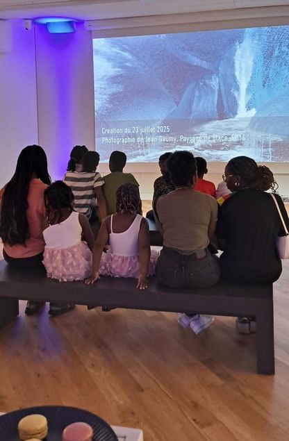 Restitution des ateliers au musée national de la Marine – un groupe d’enfants et d’adultes assis devant une projection sur grand écran.