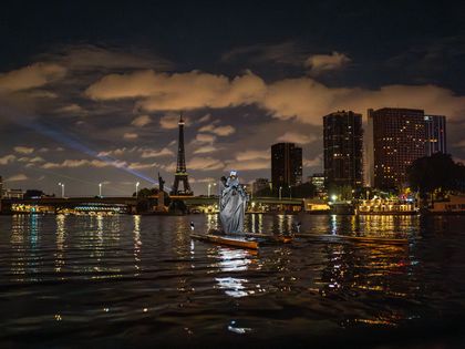 Paris ZigZag - Le trimaran invisible qui a permis la chevauchée de la Seine pendant les J.O est exposé à Paris