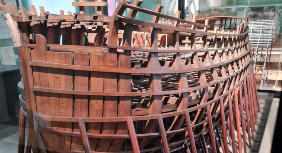 Maquette de vaisseau de 74 canons en construction, vue de profil montrant la charpente en bois et les couples de la coque – Musée national de la Marine, Rochefort