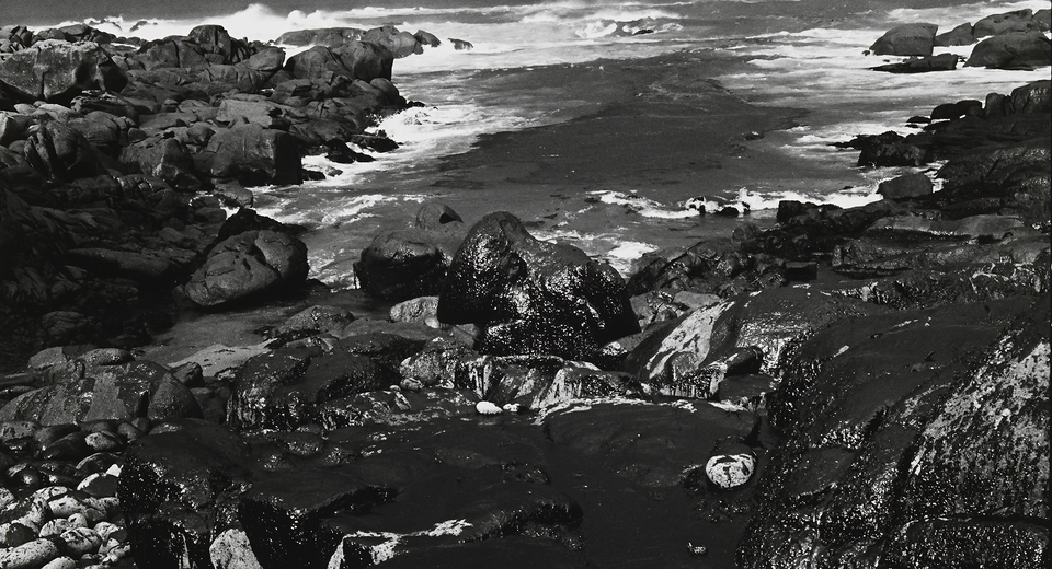 Photo en noir et blanc, les rochers sont vues de près