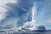 Paysage de glace au Groenland, expédition polaire avec le laboratoire franco-québécois BeBEST, Danemark, 2016 – photographie de Jean Gaumy montrant une banquise éclatée et un geyser de glace sur l’océan Arctique.