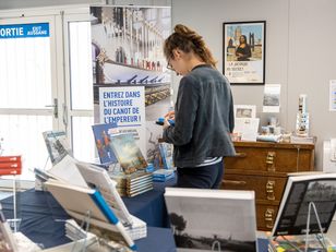 Visiteur dans la boutique 