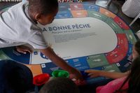 Enfant devant un plateau géant 