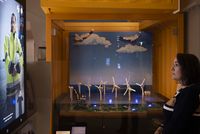 Vue sur un diorama sur les éoliennes en mer