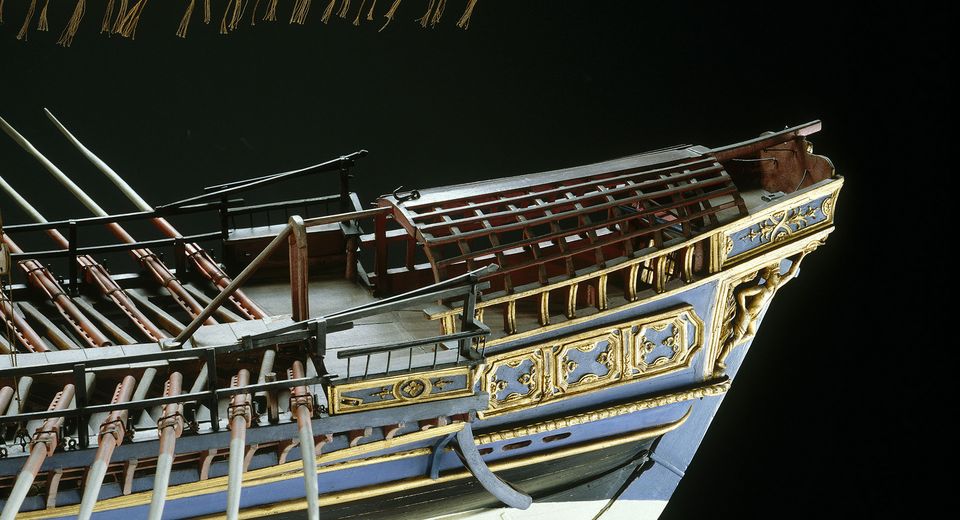 Close view on the blue and white hull 