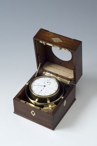 Chronomètre à suspension en bois ouvert montrant le mécanisme et le cadran, fabriqué par Louis Berthoud en 1810, instrument de navigation maritime