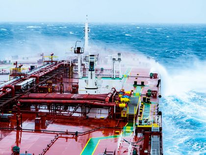 Un pétrolier dans le mauvais temps À quoi s'attendre en 2050 pour le transport maritime mondial ?