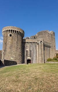 Vue du château depuis le jardin 