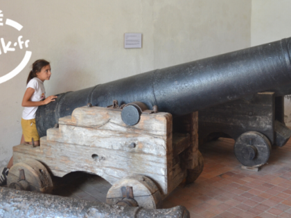 Les kidi-reporters se glissent dans la peau d'un canonnier au musée national de la Marine de Port-Louis