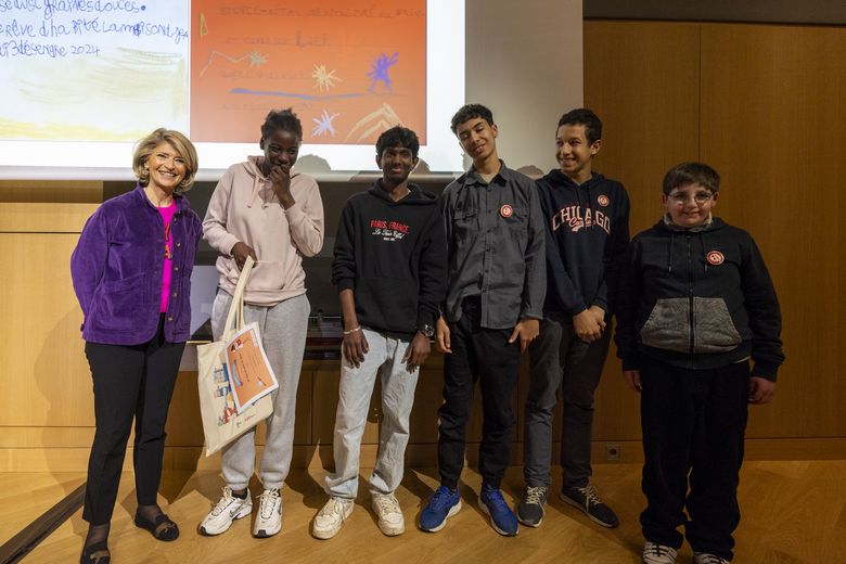 La conseillère avec une jeune fille et quatre jeunes garçons